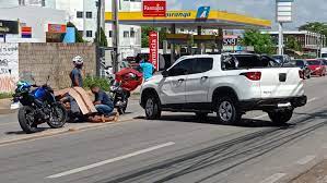 Vídeo mostra colisão na Avenida Juca Sampaio, deixando homem ferido e trânsito caótico
