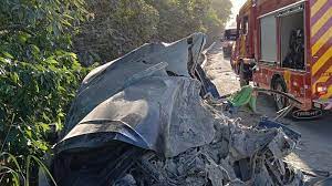 Colisão na BR-101: Carreta invade contramão e atinge veículo de passeio deixando quatro feridos, dois presos às ferragens