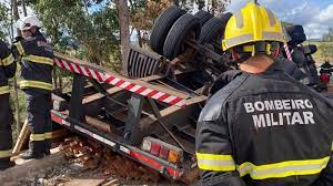 Tombamento de carreta com carga de madeira na BR-104 em São José da Laje