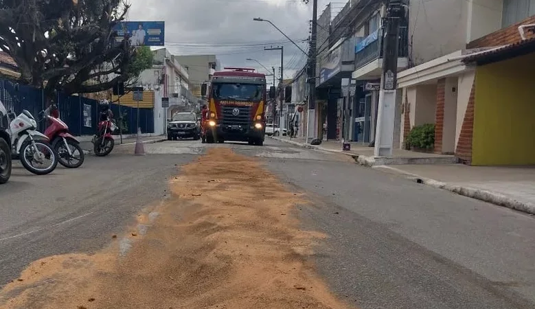 Derramamento de diesel causa acidentes com motociclistas em Arapiraca, Alagoas