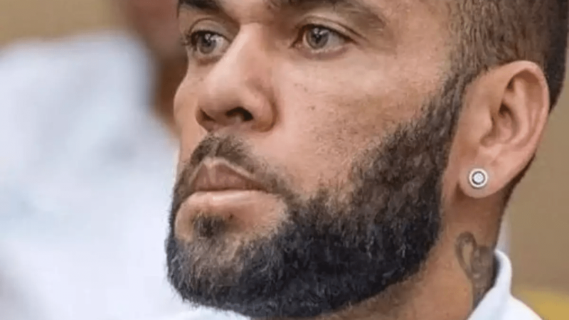 Daniel Alves, condenado por estupro, consegue liberdade provisória mediante pagamento de fiança milionária