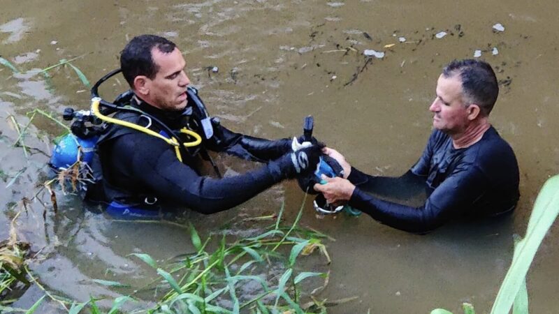 Arma usada para balear homem na frente da filha é achada em rio