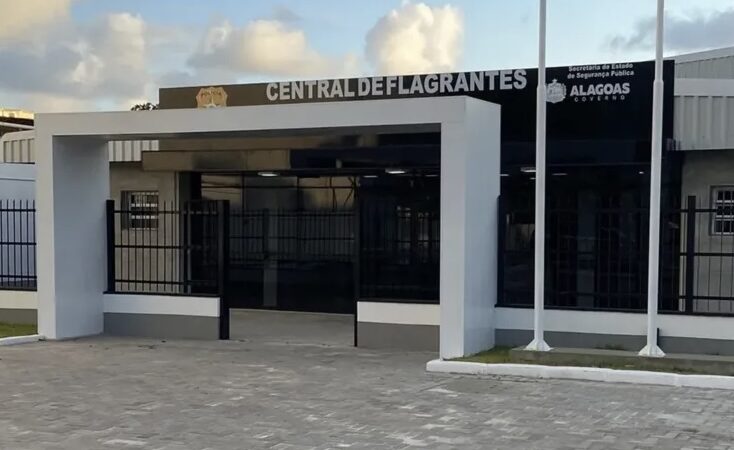 Suspeito em fuga se atira em ribanceira, fratura a perna e é preso