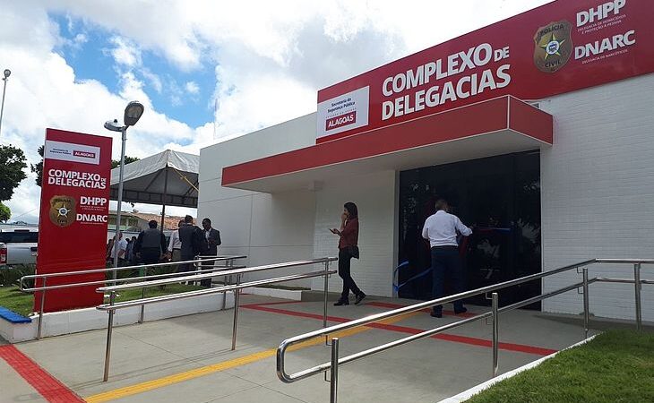 Jovem é preso após tentar matar o pai a facadas durante a madrugada, em Maceió