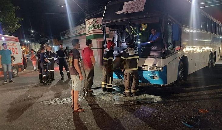 Colisão entre ônibus com estudantes deixa motorista ferido em Arapiraca