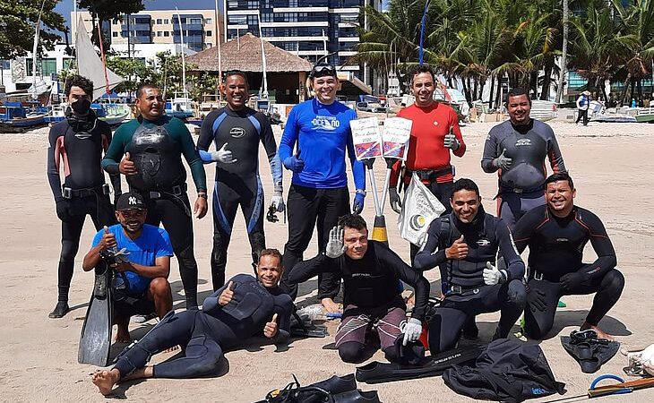 Mergulhadores se unem para limpar o fundo do mar em Ponta Verde e Pajuçara