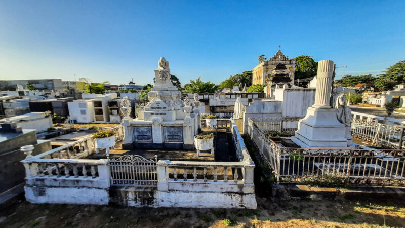 Famílias em desespero: Longas esperas e sepultamentos precários nos cemitérios de Maceió