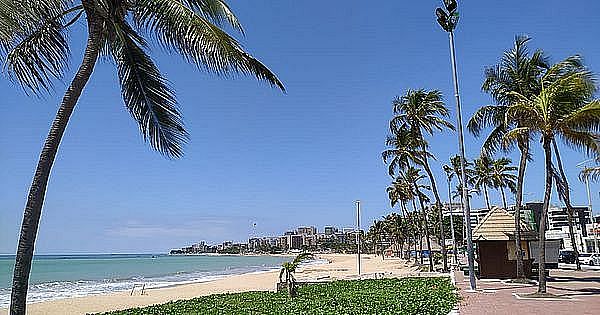 Adolescente é resgatado por bombeiros após ter crise de convulsão na praia de Pajuçara