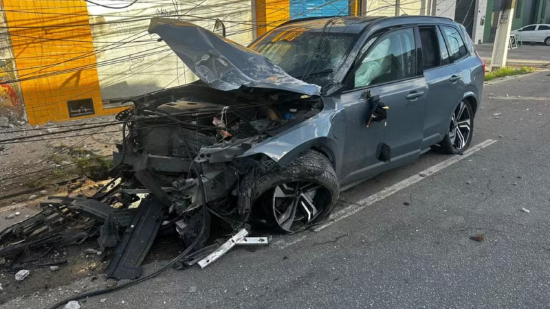 Motorista embriagado perde controle de carro, derruba poste e é preso em Maceió