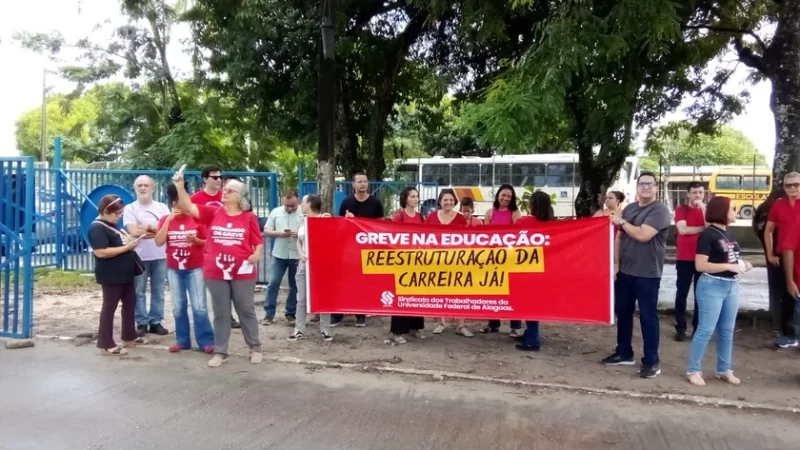 CIDADES Professores e técnicos fazem protesto na entrada da Ufal