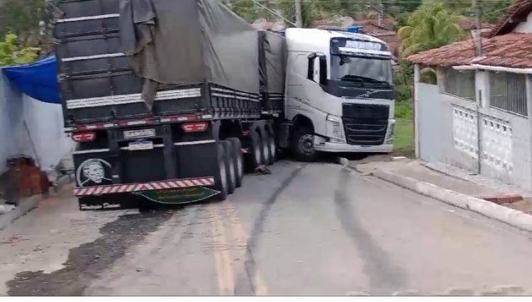 Carreta atinge casa em Palmeira dos Índios