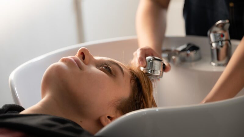 Cliente é condenada a indenização por danos morais após críticas a salão de beleza em Maceió