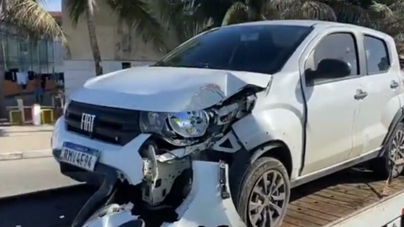 Motorista de aplicativo é esfaqueado durante assalto, bate o veículo