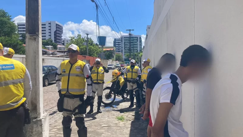 Dupla é presa por agredir e roubar uma mulher  no Vera Arruda