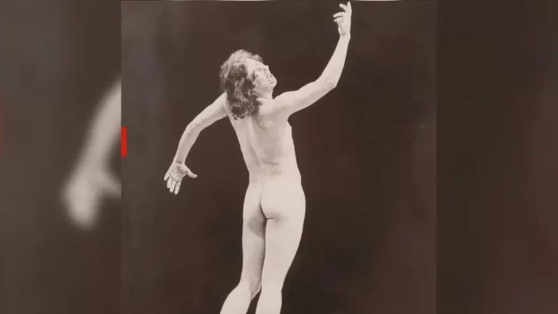 Marcos Oliveira, o Beiçola, surge nu e faz reflexão