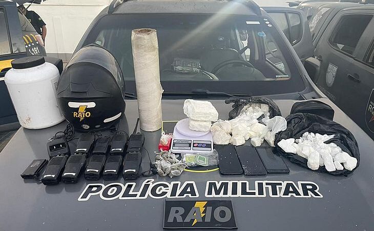 PM apreende drogas e nove rádios comunicadores em ações de combate ao tráfico, no Barro Duro