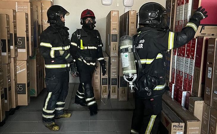 Curto-circuito teria causado incêndio em depósito da loja Magazine Luiza, diz bombeiro