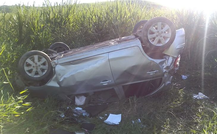 Suspeitos abandonam carro roubado após capotamento na AL-430, em São Luís do Quitunde