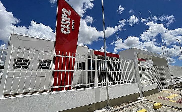 Homem é preso após agredir a esposa; suspeito teria quebrado móveis e ateado fogo em colchão