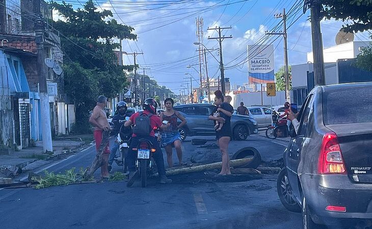 Moradores fecham rua nesta quinta-feira em protesto após falta de água