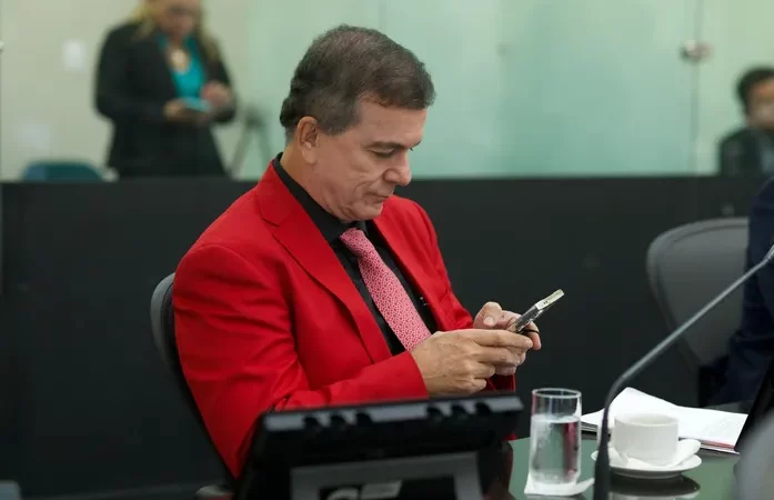 Todo trabalhado no vermelho, deputado surpreende em sessão na ALE