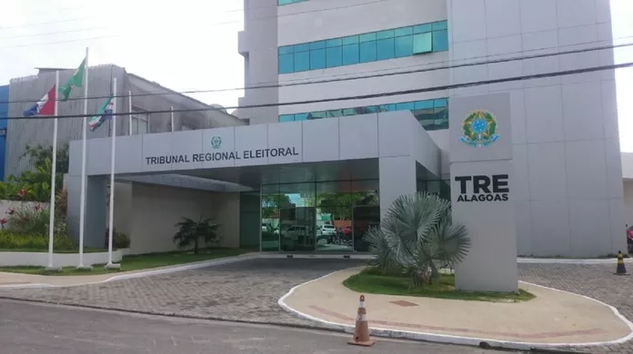 Justiça determina retirada de outdoors de JHC e Dudu Hollanda alegando veiculação de propaganda eleitoral antecipada