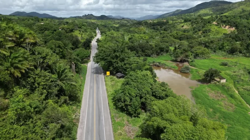 Motorista fica preso às ferragens após carreta tombar