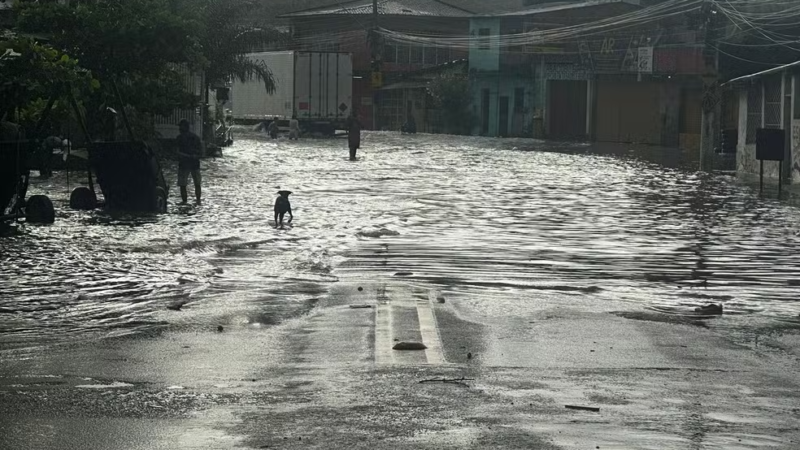Chuva intensa provoca transtornos e alagamentos em vários pontos de Maceió