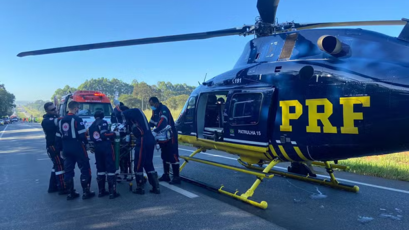 Van atropela 15 ciclistas em rodovia de Minas Gerais