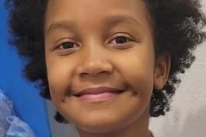 Menina morta com 35 facadas e jogada em lixo é velada no RJ:”Maldade”