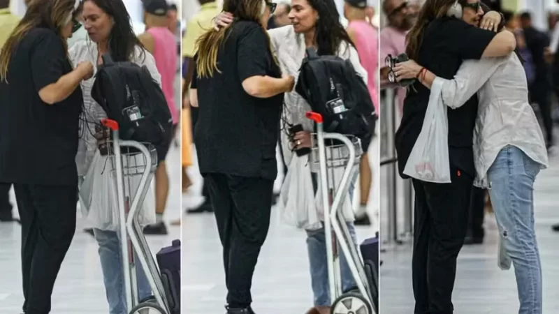 Ana Carolina troca carinhos com nova namorada em aeroporto do Rio