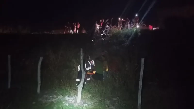 Carro cai em ribanceira após capotar e deixa músico e mais 4 feridos