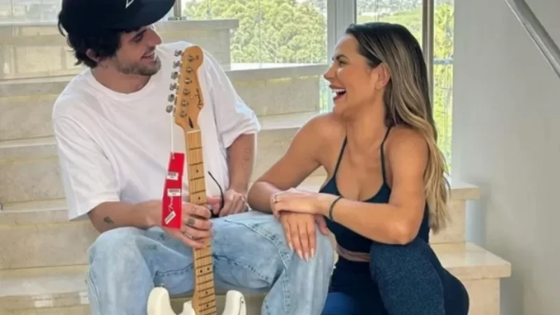 Deolane se declara a Fiuk e presenteia cantor com guitarra