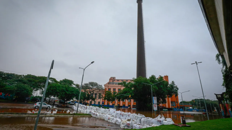 Ventos causam ondas no Guaíba e bairro de Porto Alegre é evacuado
