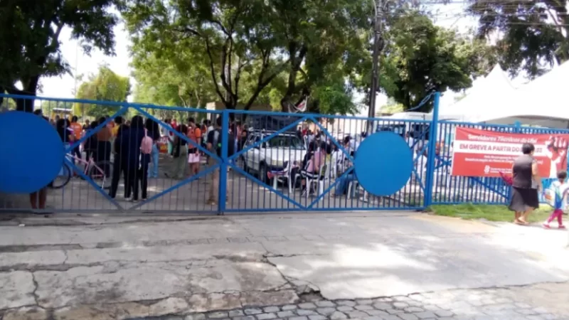 Servidores e estudantes da Ufal fecham entrada do Campus Maceió
