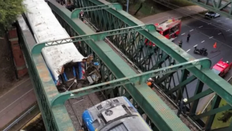 Trens se chocam em acidente deixa ao menos 60 feridos