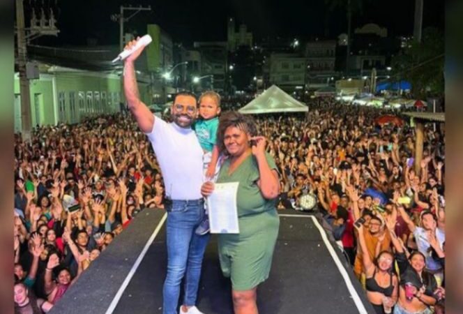 Novo herdeiro? Cantor Pablo é surpreendido por fã com certidão de nascimento durante show