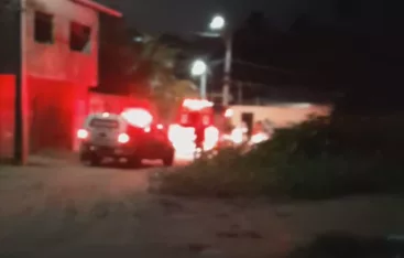 Criminoso invade residência, executa homem e atinge criança com tiros nas costas
