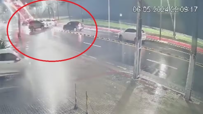 Motorista de BMW é presa após invadir contramão, bater em dois carros e em poste em Maceió