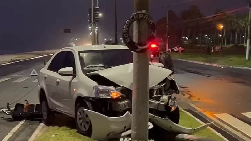 Carro de aplicativo derruba semáforo e outro capota ao tentar desviar dos destroços