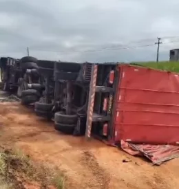 Carreta carregada de caixas de sucos tomba a BR-101 e carga é saqueada