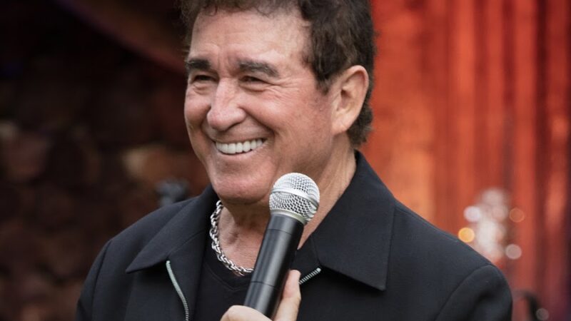 Amado Batista é intimado pela justiça em camarim de show por processo da ex