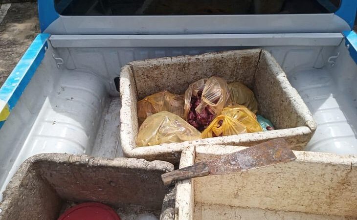 Fiscalização apreende 100kg de carnes, facas, tábuas e caixas impróprias