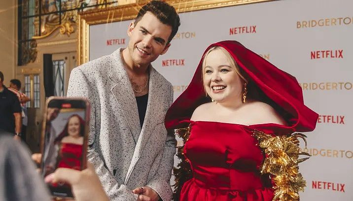 Atores da série ‘Bridgerton’ fazem baile funk no Rio de Janeiro