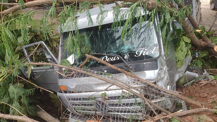 Caminhão desgovernado derruba muro de restaurante no Pontal da Barra