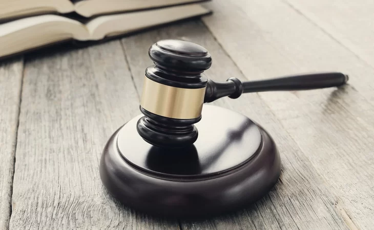 Homem acusado injustamente de tentativa de homicídio contra policiais é absolvido