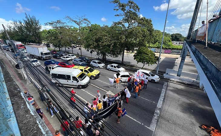 Trânsito congestionado: protesto interditou BR-104, em frente à entrada da Ufal
