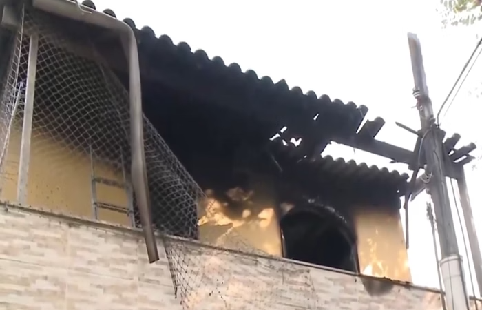 Jovem mata pais a marteladas, sai para lanchar, volta e incendeia casa