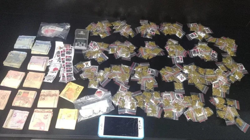 Drogas são encontradas em embalagens com adesivos do Mickey em Maceió