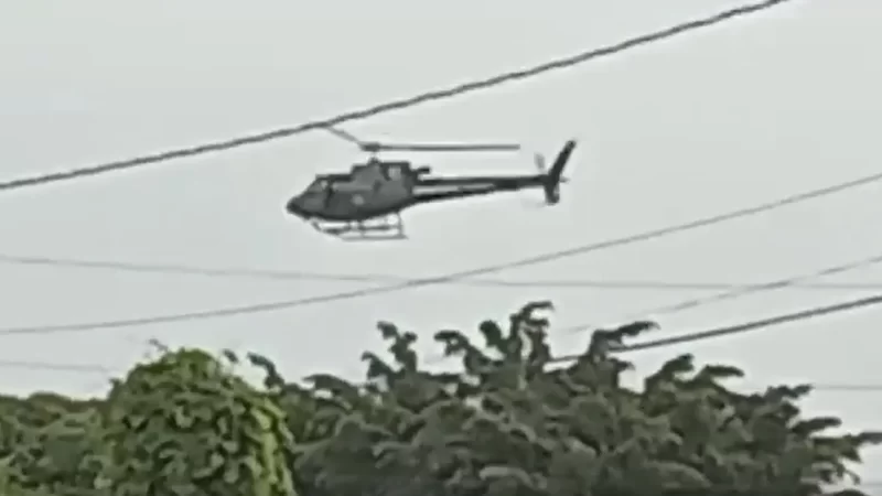 Suspeitos com moto roubada são perseguidos por helicóptero da PM e presos durante fuga em Maceió
